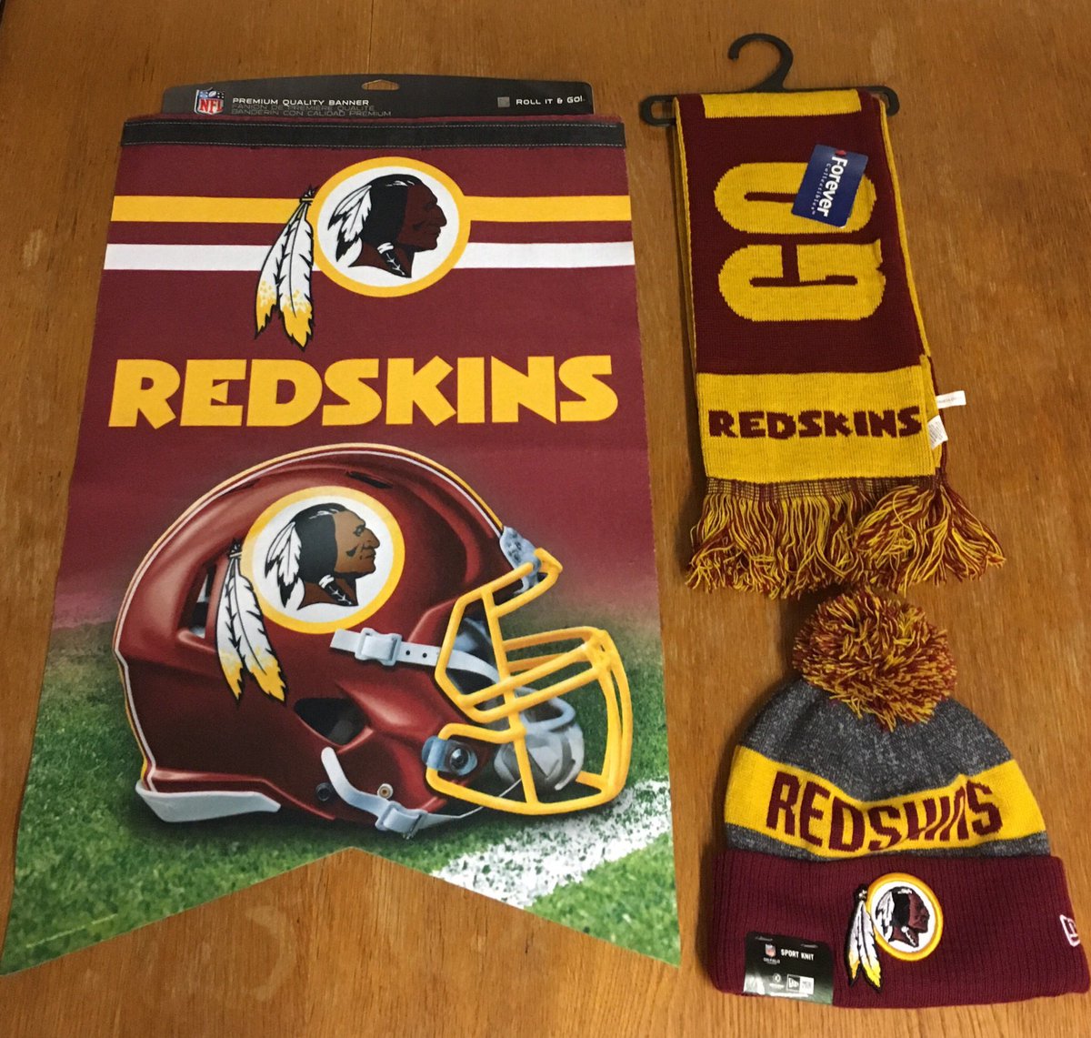 clairedabear85's tweet image. #HTTR #Thanksgiving #NFLGIVEAWAY This Weeks #prize is full of #Redskins gear including a scarf, beanie &amp;amp; a HIT CARD by @JDoc_son Josh Doctson 4 a chance 2 #win this #giveaway follow ME @clairedabear85 &amp;amp; RT Winner announced on 24th between 6-9pm GMT open 2 all #NFL fans worldwide