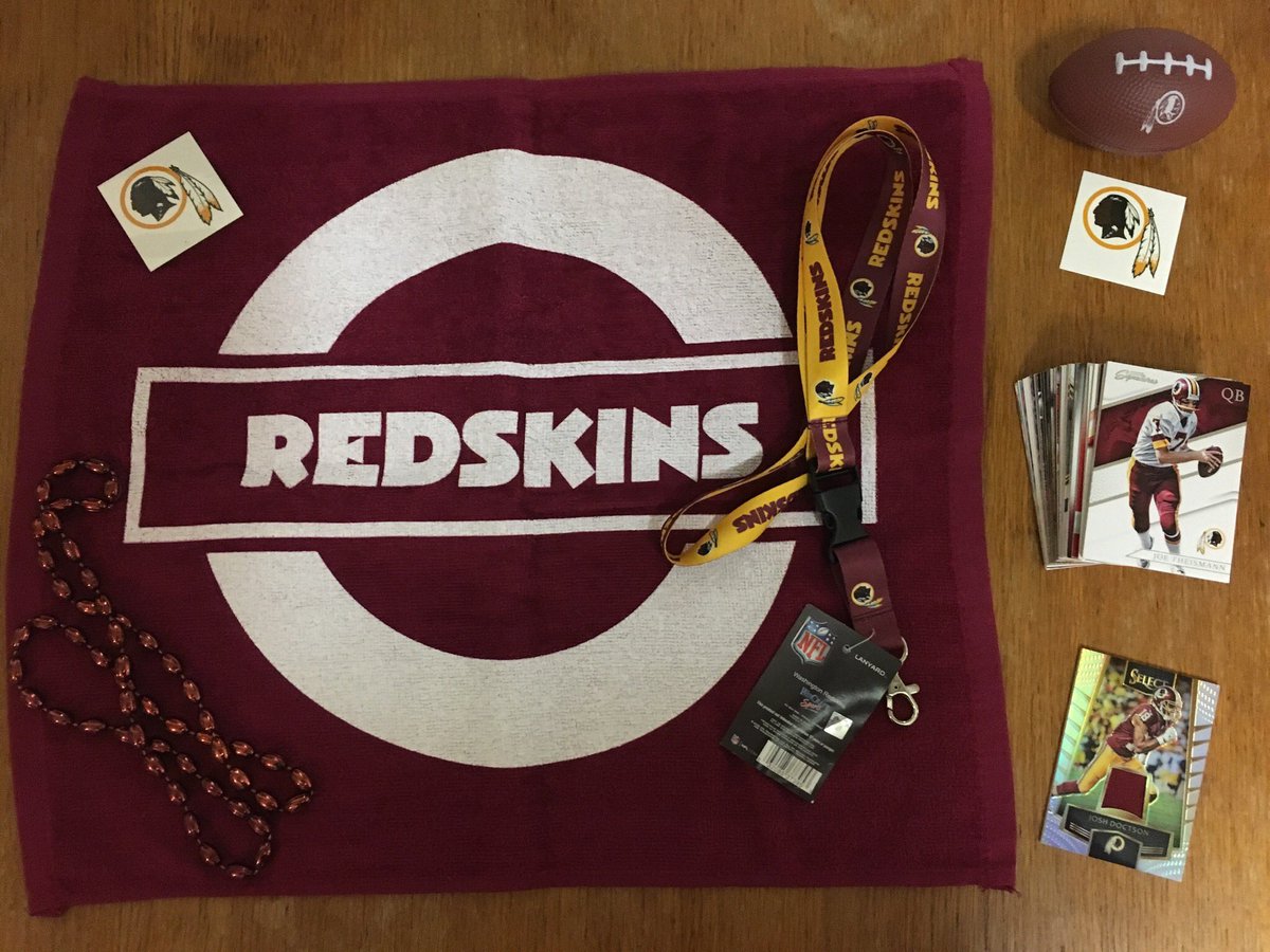 clairedabear85's tweet image. #HTTR #Thanksgiving #NFLGIVEAWAY This Weeks #prize is full of #Redskins gear including a scarf, beanie &amp;amp; a HIT CARD by @JDoc_son Josh Doctson 4 a chance 2 #win this #giveaway follow ME @clairedabear85 &amp;amp; RT Winner announced on 24th between 6-9pm GMT open 2 all #NFL fans worldwide