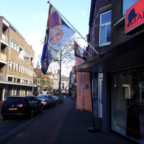 Sint was vast heel blij dat wij zijn vlaggen weer opgehangen hadden, en hebben jullie die gave bus gezien? #havenstraat #vaartweg #hilversum