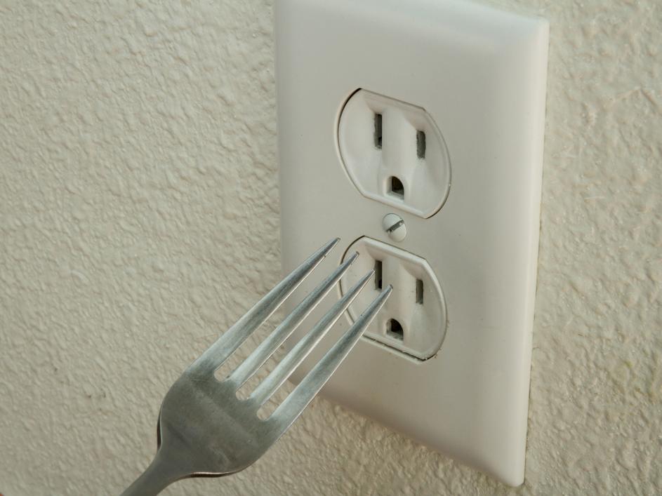 lowes_electric's tweet image. You know you're not supposed to, but what happens when you put a fork into an #ElectricalSocket? qoo.ly/jc9yg
