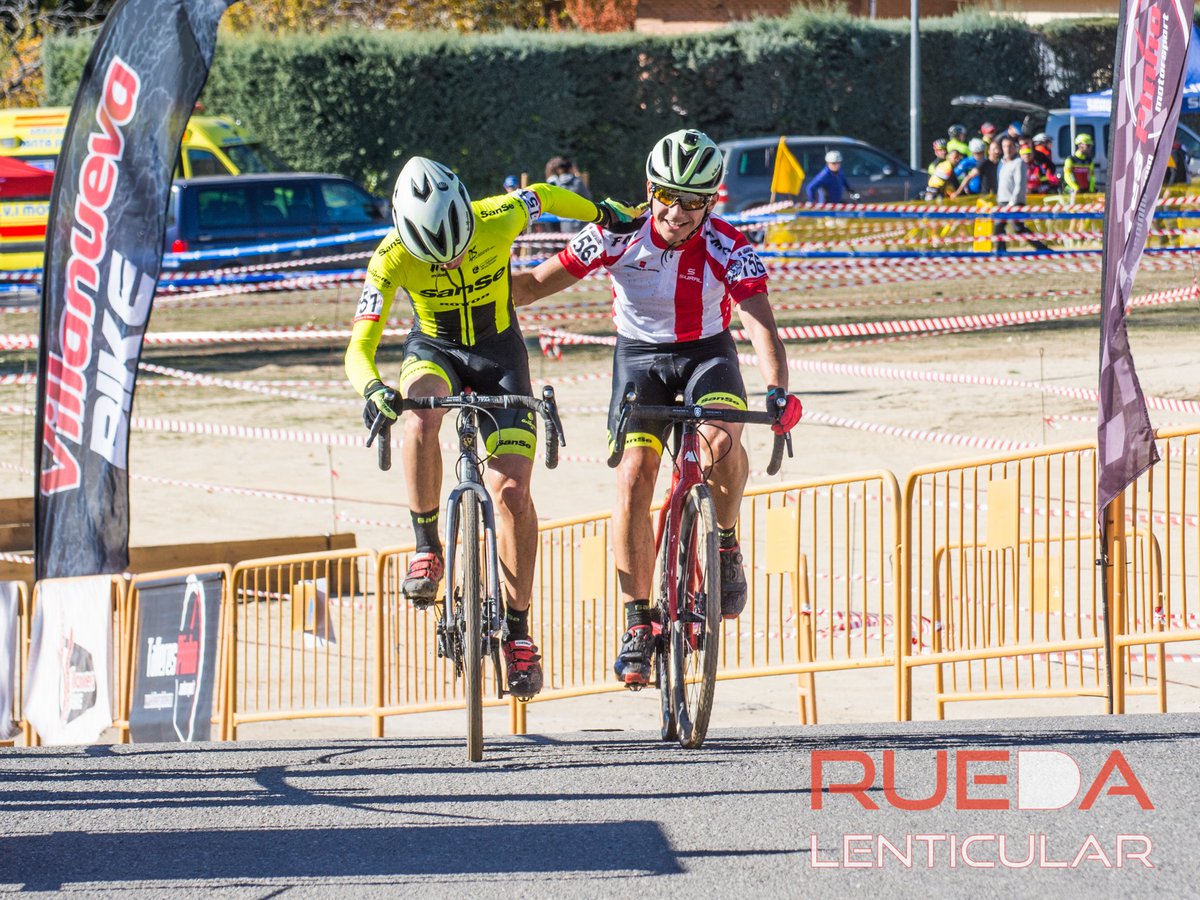Gran gesto de Rubén Sánchez con su compañero y amigo Daniel Criado dejándole vencer en casa #CXLosMolinos <a href="/ucssreyes/">UNIÓN CICLISTA SAN SEBASTIÁN DE LOS REYES</a> <a href="/FMCICLISMO/">fmciclismo</a>
