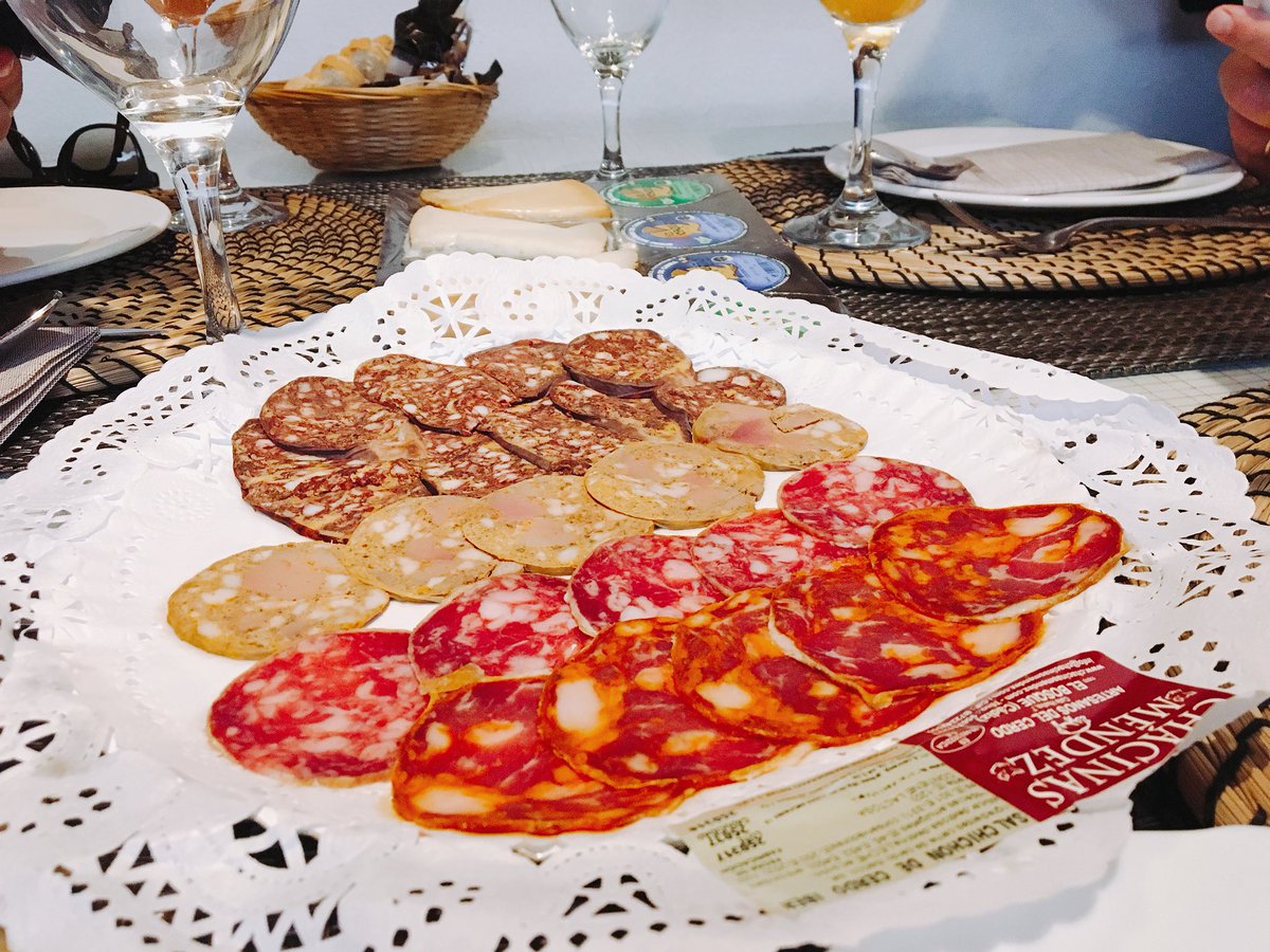 Enamorados de la gastronomía de la sierra gaditana. Vinos, cerveza artesana, chacina, queso... Empezamos bien en <a href="/Hotel_Tabanco/">Antonio Gil</a> en el El Bosque
#AunahoraCádiz