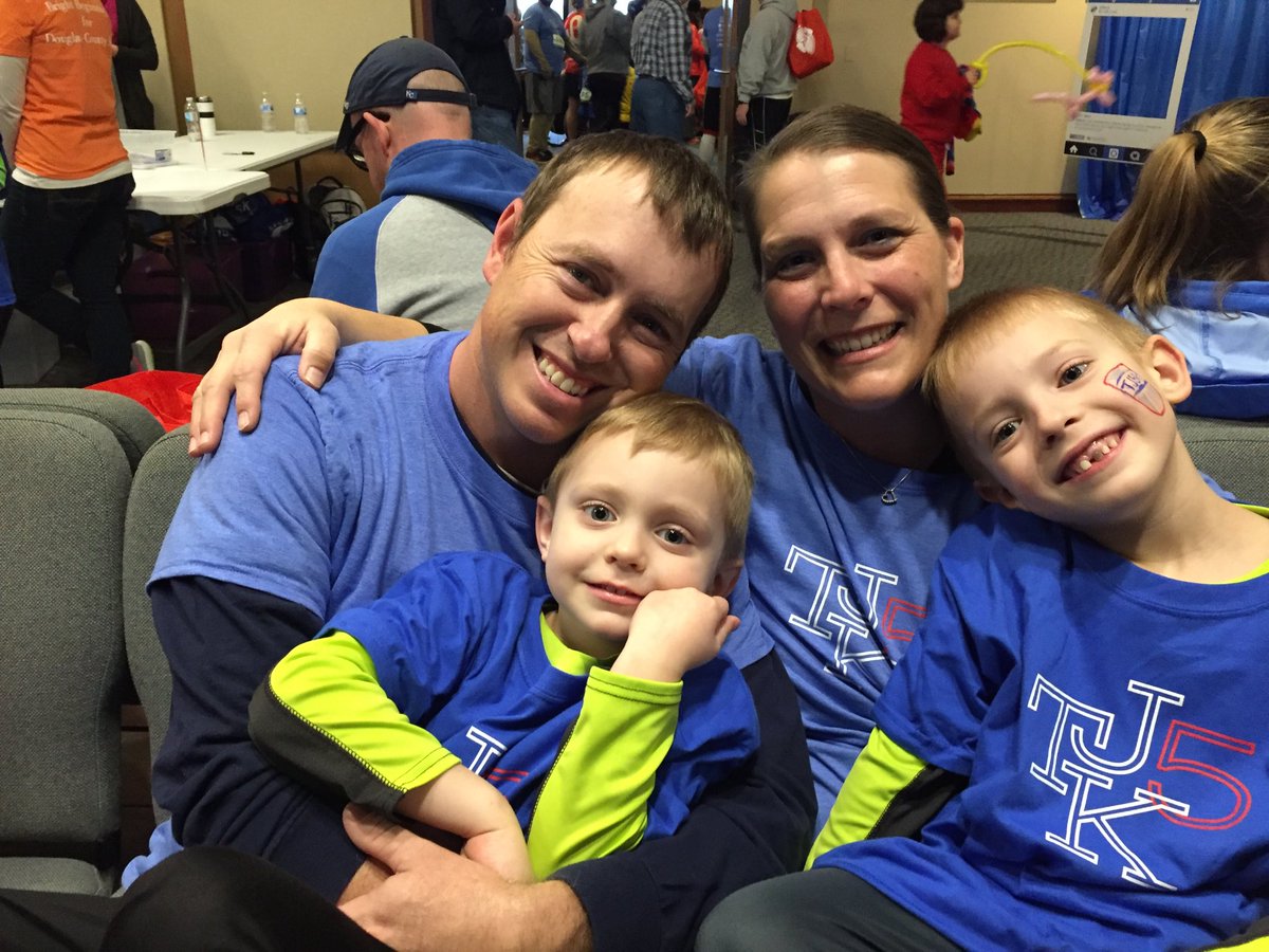 MrsGiffin4's tweet photo. We love our family! #tjkindaraceday https://t.co/yCFtFZTf5Q