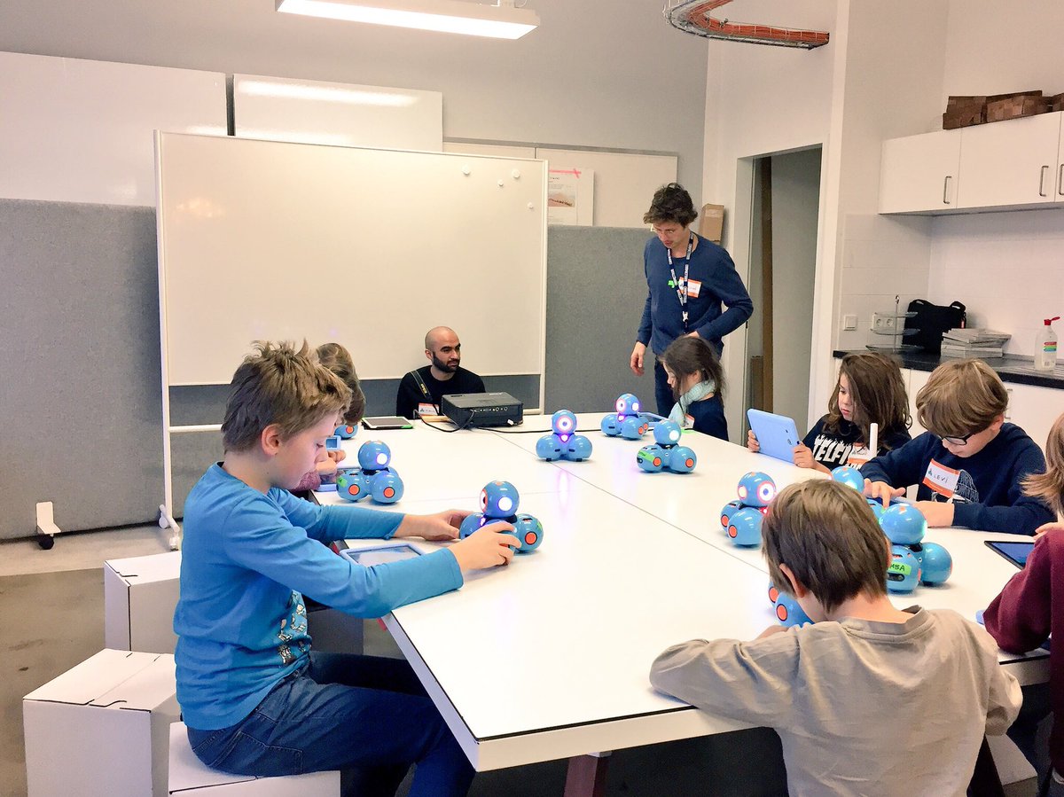 startcodingde's tweet photo. Wow, das war ein starker #Coding Workshop heute mit @DashderRoboter. Danke an alle Teilnehmenden und @diffferent für die Gastefreundschaft. Ihr seid spitze! 🤖🤓🤗 https://t.co/2UZqpleSbn