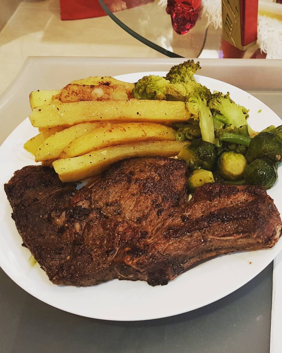 drewmeldoeslife's tweet photo. Wife Duty! #lovecooking #wifeyduty #ribeyesteak #butterred #potatoes #Brusselsprouts #brocolli #greenbeans #mrschef #mrshildebrandtkitchendiary https://t.co/Dn7ASmOtZa