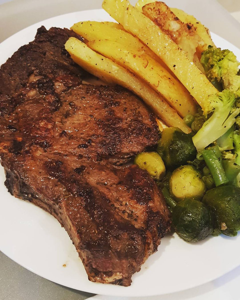 drewmeldoeslife's tweet photo. Wife Duty! #lovecooking #wifeyduty #ribeyesteak #butterred #potatoes #Brusselsprouts #brocolli #greenbeans #mrschef #mrshildebrandtkitchendiary https://t.co/Dn7ASmOtZa