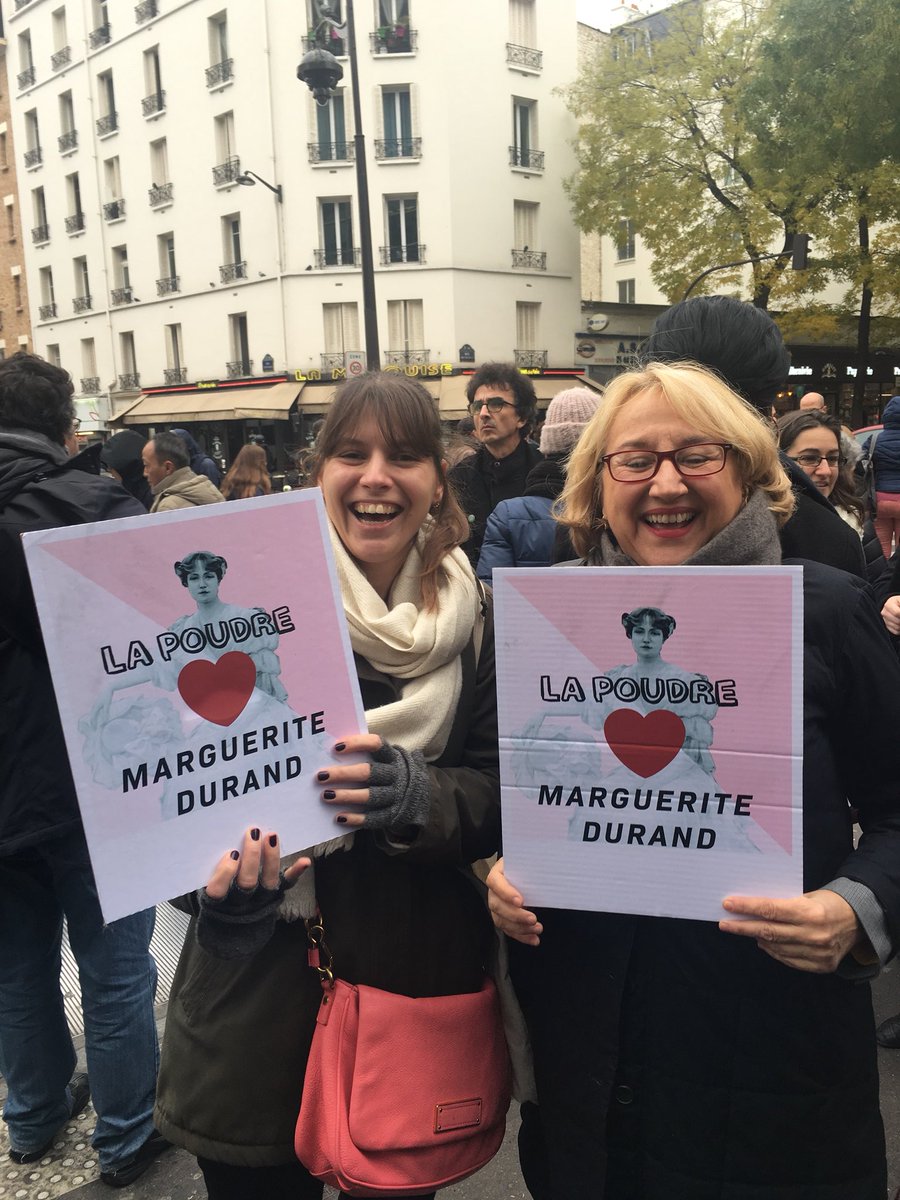 Magnifique rassemblement aujourd’hui devant la @bibMarguerite ✊️✨ Pensez à signer la pétition du <a href="/CollectifBMD/">CollectifBMD</a> les Poudreu-ses-x 👉 change.org/p/mairie-de-pa… #jesuisMarguerite