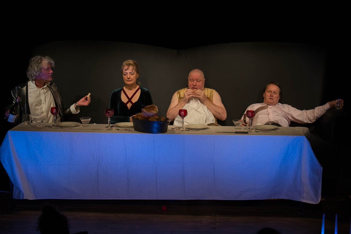„Überhaupt ist der Abend schauspielerisch ein Genuss.“ meint übrigens die <a href="/badischezeitung/">Badische Zeitung</a> zu unserer Produktion „Biedermann und die Brandstifter“ #theater #freiburg #bretterdiedieweltbedeuten #theaterleben