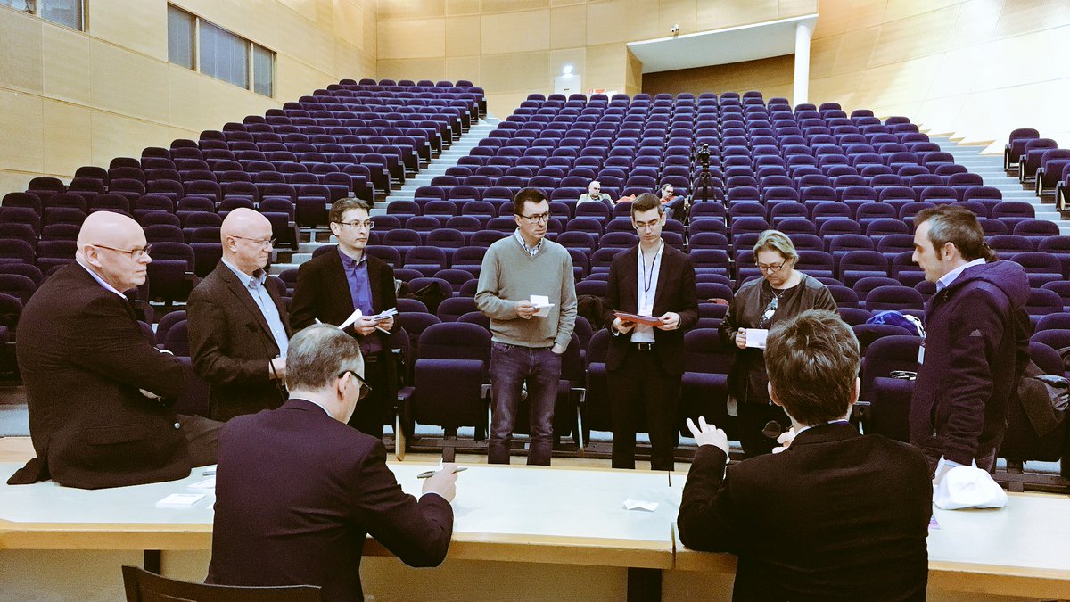 haropaport's tweet photo. Délibération du jury pour désigner les grands gagnants de ce 2nd Hackathon Smart Port Vallée de Seine #SPH2017 https://t.co/s4ECEi4hVi