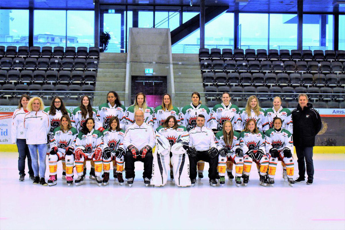 SwissHockeyGirl's tweet photo. #BassiLadies - #ECWil Heimspiel unter freiem Himmel*
Am Sonntag Abend dürfen die Ladies wieder „auf in den Kampf“.
Um 20.00 Uhr wird auf dem Aussenfeld das Rückspiel gegen die Ladies aus Wil bestritten. Am Sonntag soll die Toreffizienz gesteigert werden. https://t.co/ocV6cLeGNB