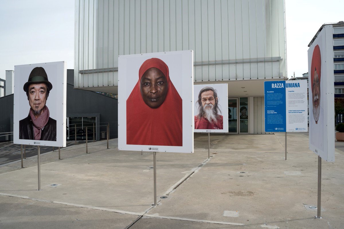 #Theblogartpost | In occasione della #mostra del #MAXMuseo di #Chiasso dedicata ad #OlivieroToscani le sue fotografie della serie #RazzaUmana hanno invaso #CorsoSanGottardo fino alla frontiera con l'Italia!