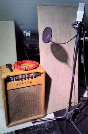 AcGuitars's tweet image. This image is from my rehearsing room.📸
I like the mood it got.  But maybe i'm only too close😉
You see a #Sovtek Midget amp, an  #AKG #C414 (on stand) and an #Audix #SCX25

visit: my website to get more information on that
 ac-g.at/index.php?lang…