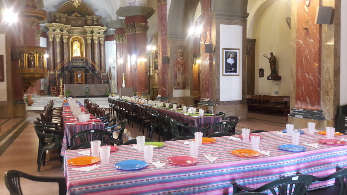 EclesiaInfo's tweet photo. Jornada Mundial de los Pobres. La catedral de Lomas de Zamora brinda almuerzo a personas en situacion de calle. #jmp2017 #JornadaMundialDeLosPobres https://t.co/qYnuWMpjYD