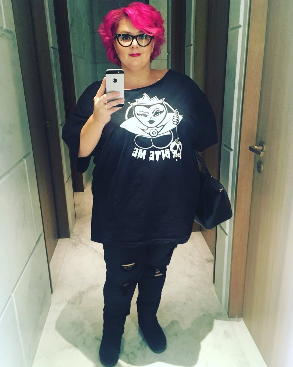 JellyWTBelly's tweet photo. Today’s #OOTD 
 @nickyrockets #BiteMe slash neck tee and @SimplyBeUK Distressed Chloe jeans 🖤
#SimplyBeStylish #WeAreCurves #NickyRockets https://t.co/FoIMGgi4NY