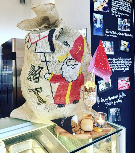 Hij komt, hij komt! Die lieve, goede Sint! Wie goed was, krijgt friet, bitterballen of ijs (met gratis pepernoten)! 🍟🍦#kommaarbinnenmetuwknecht #kadoosfrietbeterkanhetniet #ijsmetgratispepernoten