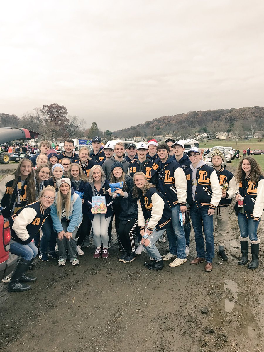 lhs_kcrist's tweet photo. Ready for the Holiday Parade! Look for us for candy and books!!! #VarsityLClub #athletesservingthecommunity #granvillepike https://t.co/3LNXIYfbRj