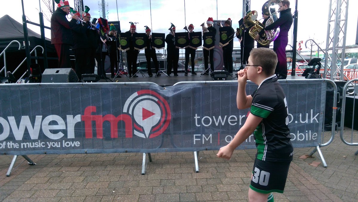 b_greenonline's tweet photo. Can't beat a bit of air trombone @MiddlebrookRLP @HorwichRMIBand #middlebrookswitchon https://t.co/hJr01fU6dA