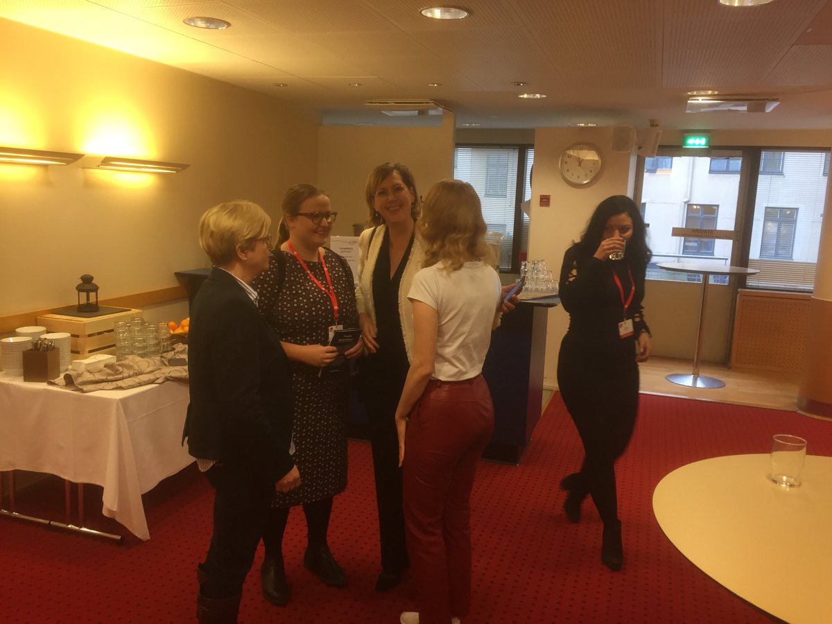 Sotea uutisissa - katso silti! #uutisextra klo 19.10 <a href="/jaakkoloikkanen/">Jaakko Loikkanen</a> haastattelee Pihlajalinnan <a href="/Aarne_Aktan/">Aarne Aktan</a> Kymmenen uutisissa SDP:n puoluevaltuuston sotehuolet. #mtv paikalla Turun kokouksessa.