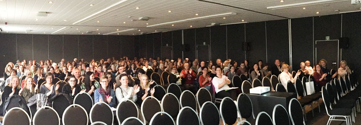 LucColemont's tweet photo. Dankbare verpleegkundigen #VVRO op jaarcongres @GemeenteEdegem voor 250ste lezing @StopDarmkanker sedert januari 2016 ๐
#eersterijleeg bang van mij?! https://t.co/zaXZM8cozT