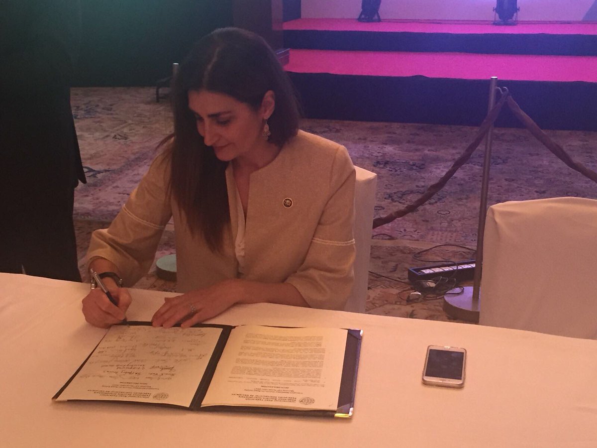 ZammataroS's tweet photo. Signing the Delhi Declaration on Road Safety at the IRF Transport Ministers Forum. #UnitedForRoadSafety #WRM2017 https://t.co/utMfekyRJR