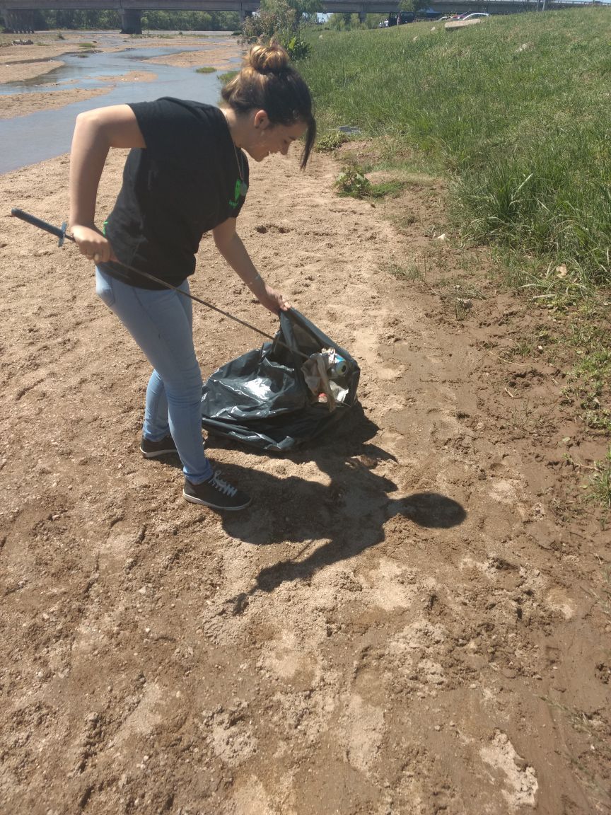 amparadosfund's tweet photo. Estamos participando en la Jornada de #CuidoMiRio colaborando en la limpieza del cause del Río Cuarto.
#HabitatSustentable #NuestroRio #Amparados #Ecoladrillos. https://t.co/jPs6dVCzbC