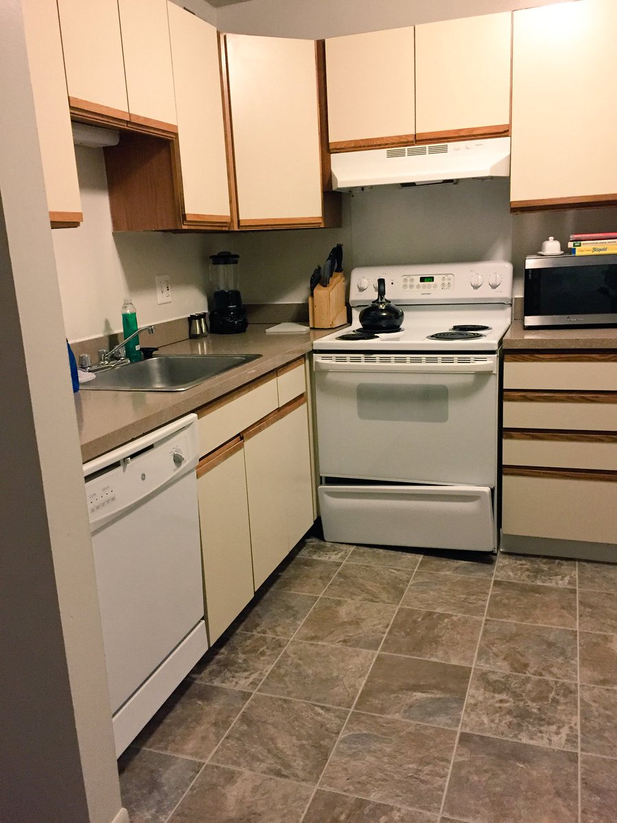 RefugeeIB's tweet photo. Thanks to everyone who came out to help! We successfully moved in the family. They are settled and very happy 💕 https://t.co/7vhBlGfn2U