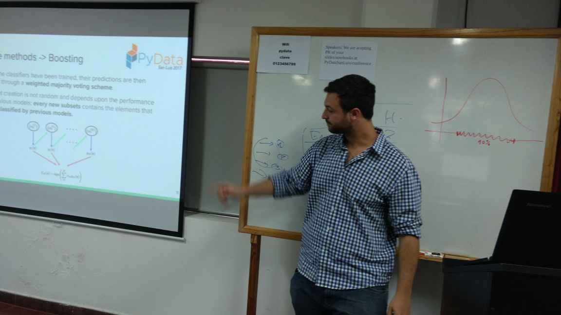 machinalis's tweet image. El Machinalico @OSOWOLFMANN14 nos contó sobre "Ensemble Methods and #XGBoost " en @PyDataSL @machinalis #MachineLearning #DataScience
