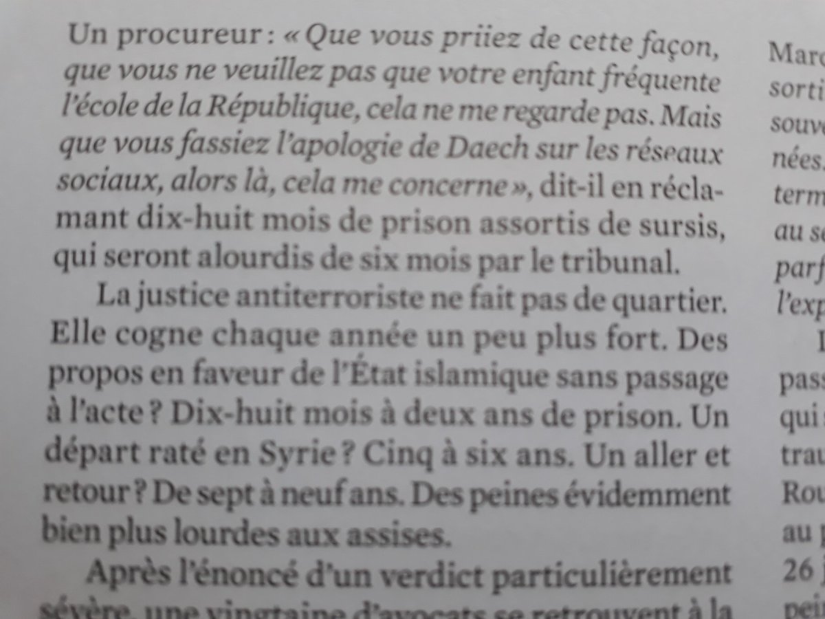 Achelpe's tweet image. Reportage passionnant de Véro. Brocard à la 16e ch du Tribunal #correctionnel de Paris dans @revue_xxi sur les affaires de #terrorisme. Glaçant 
La #justice, la police et l'État en entier luttent mais comment faire ?