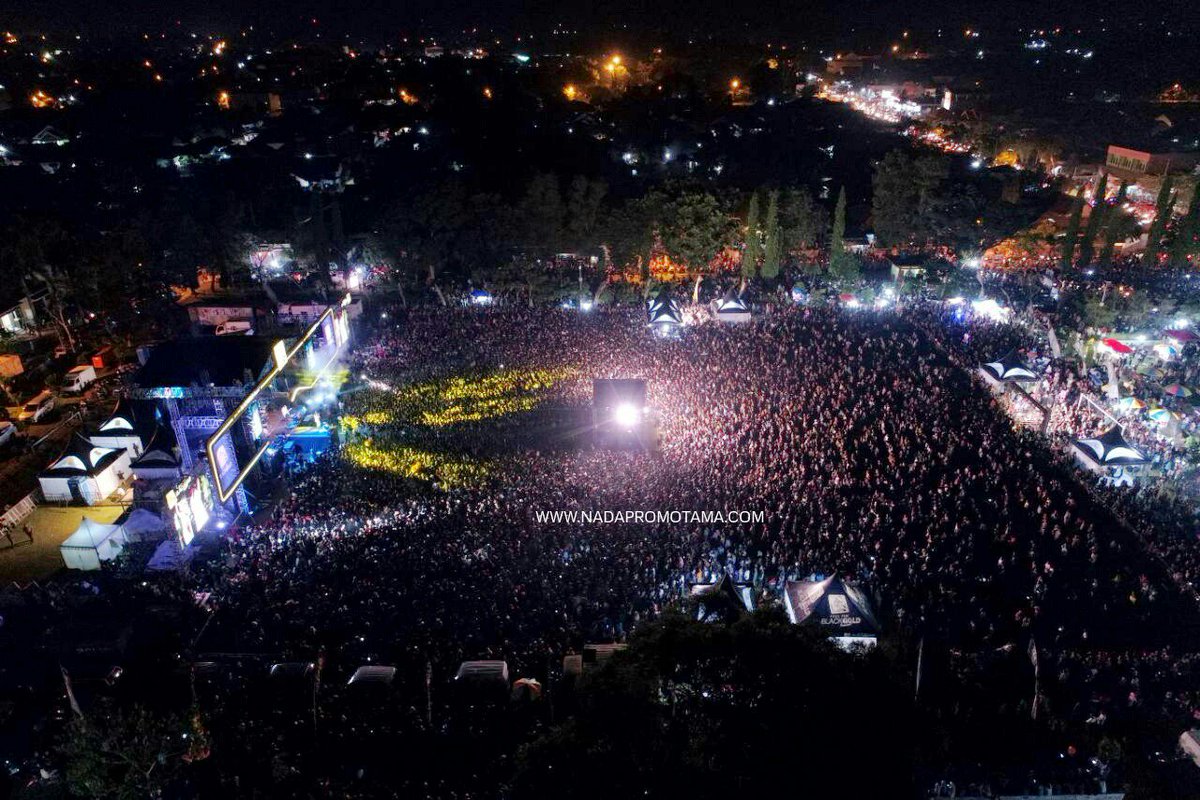 NadaPromotama's tweet photo. Crowd Apache Feel The Blackgold Concert malam ini π
Lap. 16C Mulyojati Metro - Lampung
πΈ @akhmaddody
#nadapromotama #eventapache #blackgold #apachefeeltheblackgold #noah #sahabatnoah #noahID #repvblik #repvblikan #lampung #pilotz #keluargapilotz https://t.co/hx7IzSz9CY