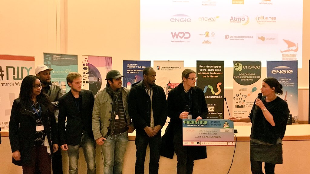haropaport's tweet photo. Léa GOT Remet le prix Saagie au projet Smart Douanes pour leur travail sur la nomenclature douanière ! Well done ! #SPH2017 https://t.co/X02cY1Wgkn