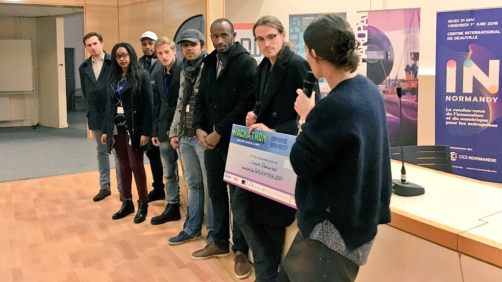 haropaport's tweet photo. Léa GOT Remet le prix Saagie au projet Smart Douanes pour leur travail sur la nomenclature douanière ! Well done ! #SPH2017 https://t.co/X02cY1Wgkn