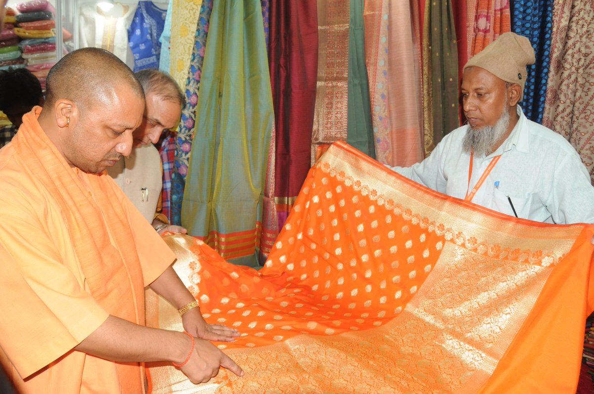 CMOfficeUP's tweet photo. #UPCM श्री #YogiAditayanth ने प्रगति मैदान, नई दिल्ली में आयोजित अंतरराष्ट्रीय व्यापार मेला के अवसर पर उत्तर प्रदेश मंडप का अवलोकन किया। https://t.co/GsYLKe4JyQ