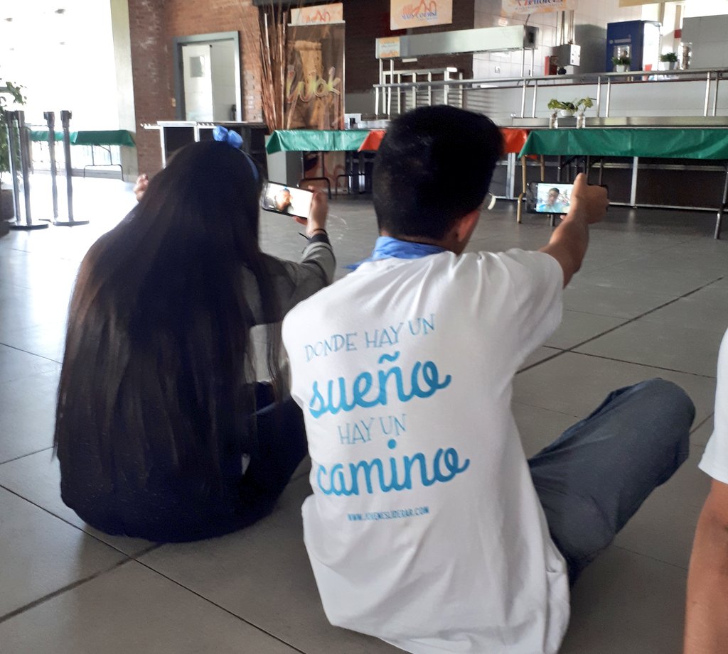 LiderAr_'s tweet photo. Usamos los celulares para observarnos, reconocernos y encontrarnos con nosotros mismos #SomosLiderar https://t.co/RzikaOb6KW