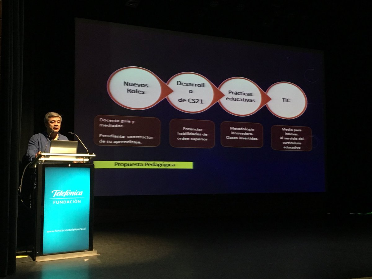 FTMovistarCL's tweet photo. “Necesitamos adaptarnos a l@s nuev@s estudiantes e innovar en la educación. L@s docentes deben guiarlos en el camino del aprendizaje” @cristianbravor #EAC2017 #EducaciónEInnovación https://t.co/CopgN4dmRA