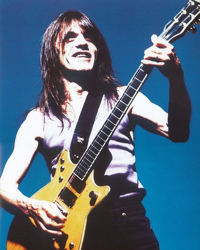 Velouriax2's tweet photo. Falleció Malcolm Young guitarrista y miembro fundador de @acdc a los 64 años - el músico abandonó los escenarios en el 2014 debido a que fue diagnosticado con demencia. https://t.co/SS2UWWGFk9