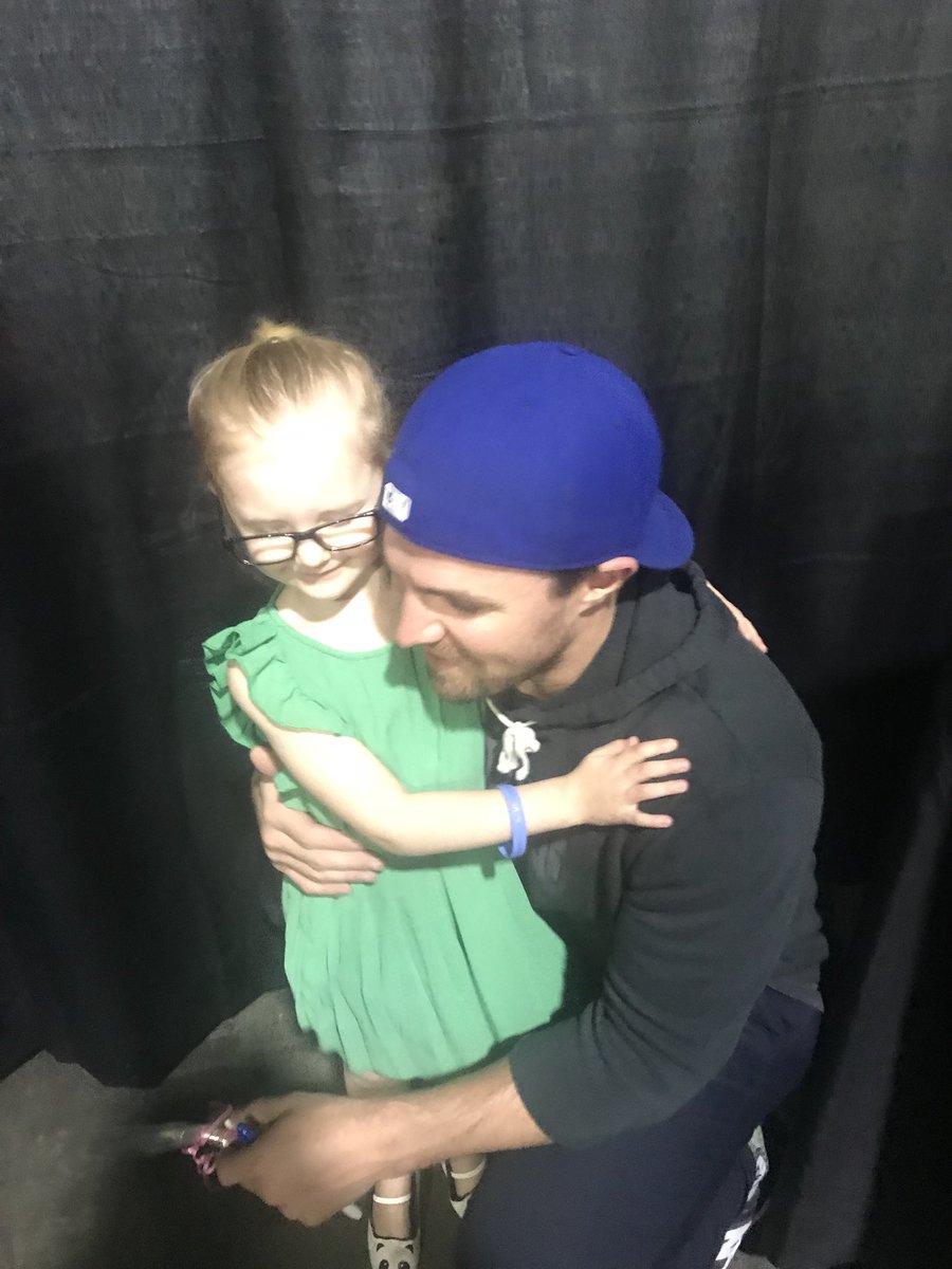 latinasmoak's tweet photo. #MiniFelicity hugging her heroes @StephenAmell & @EmilyBett πππ https://t.co/gqa6gA6tKc