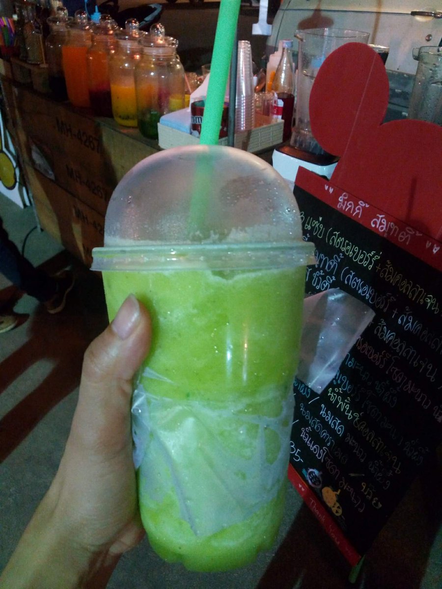 Sneak_Eat's tweet photo. ฟินกันไปกับเมนูของหวานแนวสมูทตี้
ไม่ว่าจะแนวรักสุขภาพอย่างเมนูถั่วรวม
กับร้านนี้ มิกกี้สมูทตี้
หน้าตาสีสันรสชาติและราคาน่าคบหามากกกกก
พิกัดตลาดดิโอโซนระยอง (ตลาดกังหันลม)

#แอบกิน #sneakeat #แอบกินSneakEat #อร่อยไปแดก #อร่อยนะรู้ยัง #อร่���ยบอกต่อ #อร่อยขาเบียด #อร่อยตัวแตก https://t.co/E0H6wG3DVv