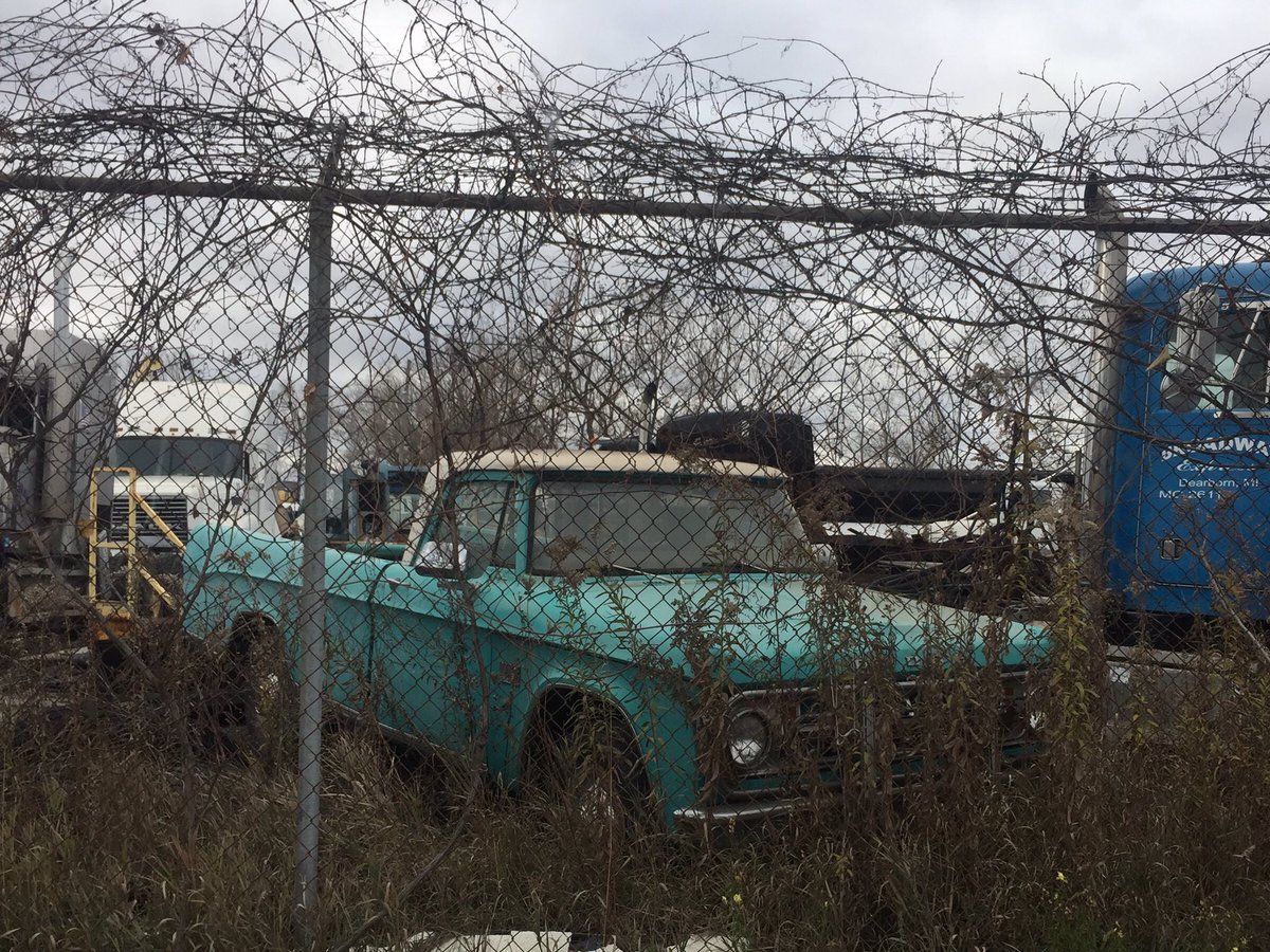 MoparUnlimited's tweet photo. In true Motor City fashion we spotted this gem hiding in Southwest Detroit. What would you do with it? #Hellcrate #HellYes #MoparChat https://t.co/ld2HZko89G
