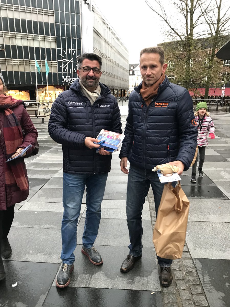 Kristian_Jensen's tweet image. I Aarhus sammen med @BSimsekV og et stort hold af @venstredk seje kandidater og frivillige. God stemning og stærk holdånd 👍💙 #dkpol #kv17