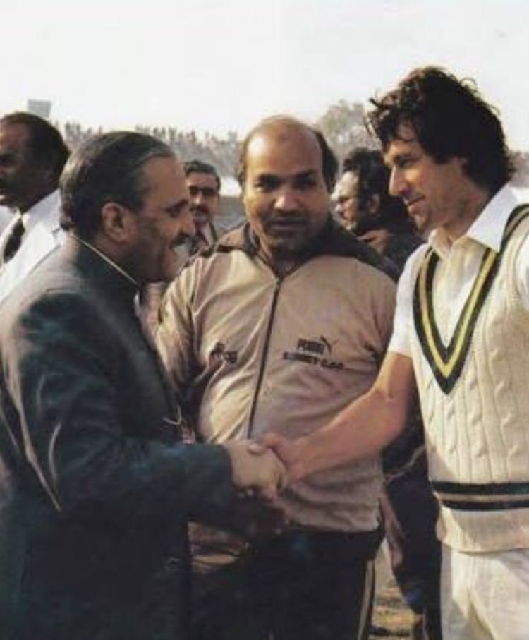 MwaqasHanif's tweet photo. بچے کو چھوٹی عمر میں داخلے کروائے بغیر ماں سکول بھیجتی ہے عادت بن جائے گی عمر پورنے ہونے تک !
ایسے ہی کپتان بھی سیاست میں آنے سے پہلے ہی ٹریننگ میں رہا 😂😂
#AbbotabadMeinSherAya https://t.co/gfU7LhyK2L