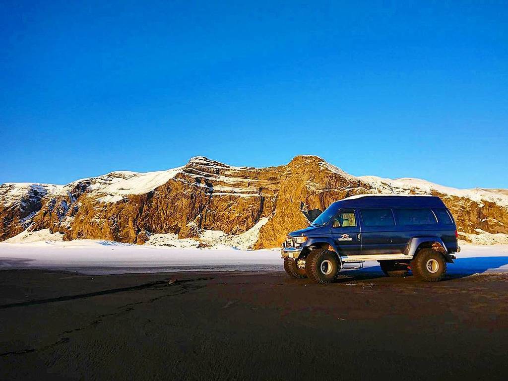 Katlatrack's tweet photo. Big jeep - Big mountain - Big like #vik #vikbeach #katlaicecavetour #neverstopexploring #travelhard #instatravel #instagood #icelandstopover #icelandtravel #yourperfectday #iceland #katlatrack https://t.co/YTamVS0WzU https://t.co/FzCP8M8X7j