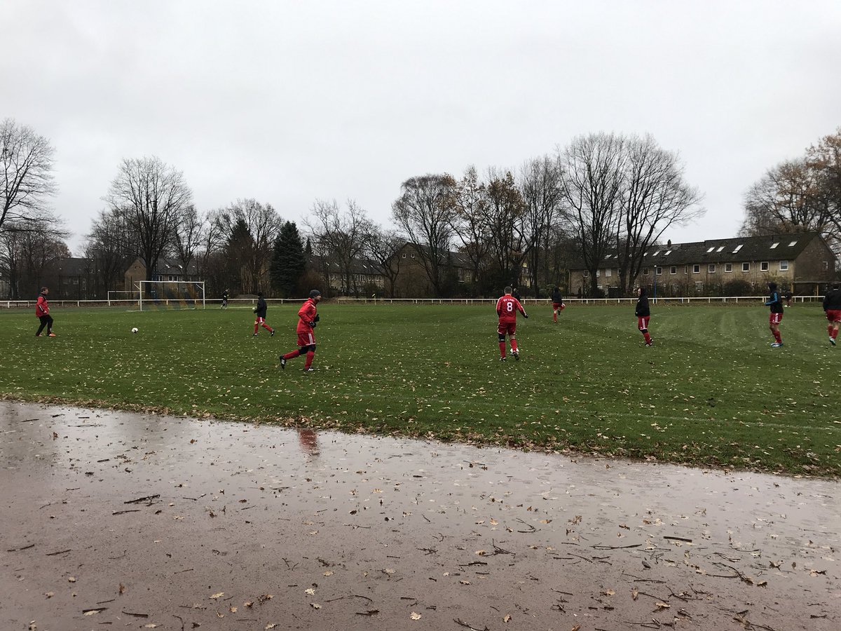 svlieth40's tweet photo. Bangen und Hoffen in Eidelstedt. Aber auch der größte Regen konnte unsere Ü40 beim heutigen 2:0 Sieg im Spitzenspiel beim SV Eidelstedt nicht aufhalten.
#svesvl #Spitzenreiter #SVL40 https://t.co/IdN59zMZ4X