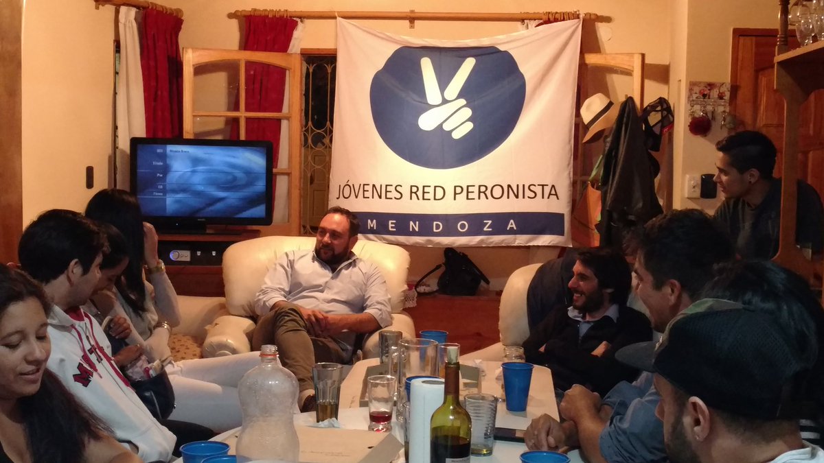 roybecerraok's tweet photo. #DiaDelMilitante Luego del Acto del PJ nos reunimos a compartir y charlar con los #JovenesRedPeronista @EmilioACaram @redperonistamza https://t.co/oCJupg7ekI