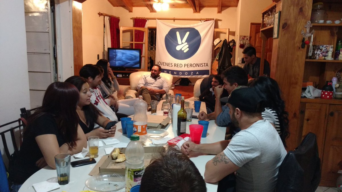 roybecerraok's tweet photo. #DiaDelMilitante Luego del Acto del PJ nos reunimos a compartir y charlar con los #JovenesRedPeronista @EmilioACaram @redperonistamza https://t.co/oCJupg7ekI