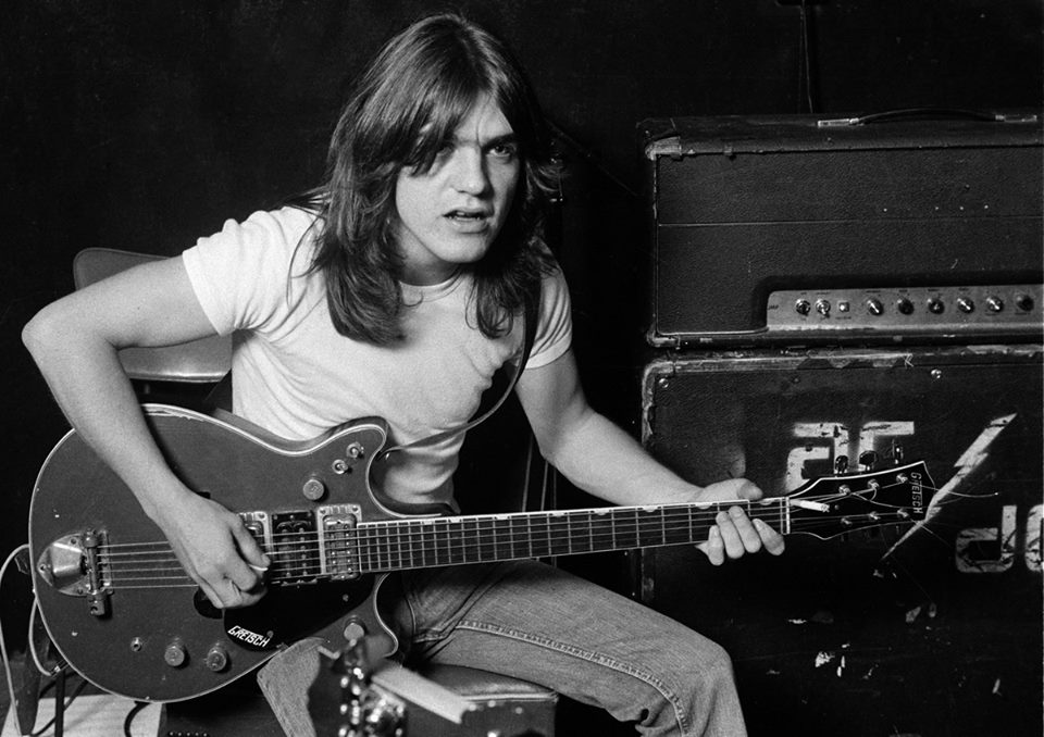FJMoyano's tweet photo. Descanse en paz, Malcom Young, fundador y guitarrista de AC/DC. #BackIsBlack https://t.co/1T1CExI06Q