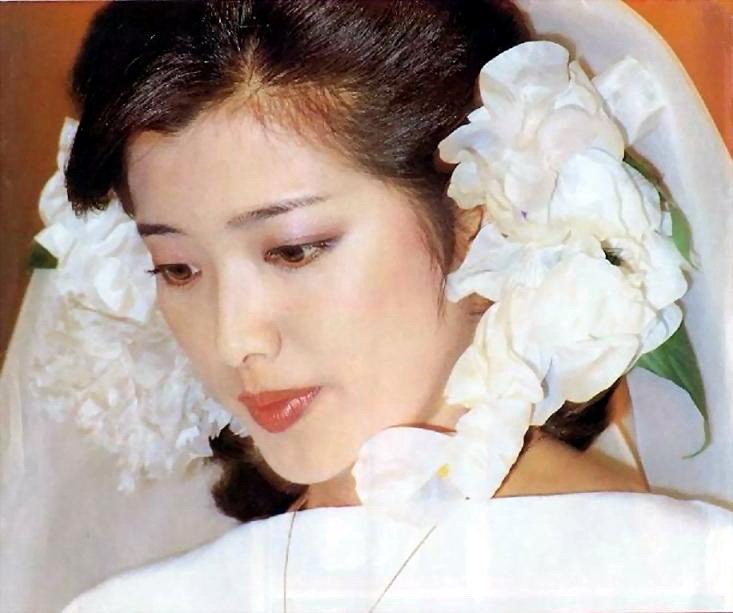 Playbak Part３ 11月19日の出来事 1980年 のこの日 歌手で女優の 山口百恵 さんと俳優の三浦友和さんが港区霊南坂教会で結婚式を挙げる 披露宴のテレビ中継はありませんでした