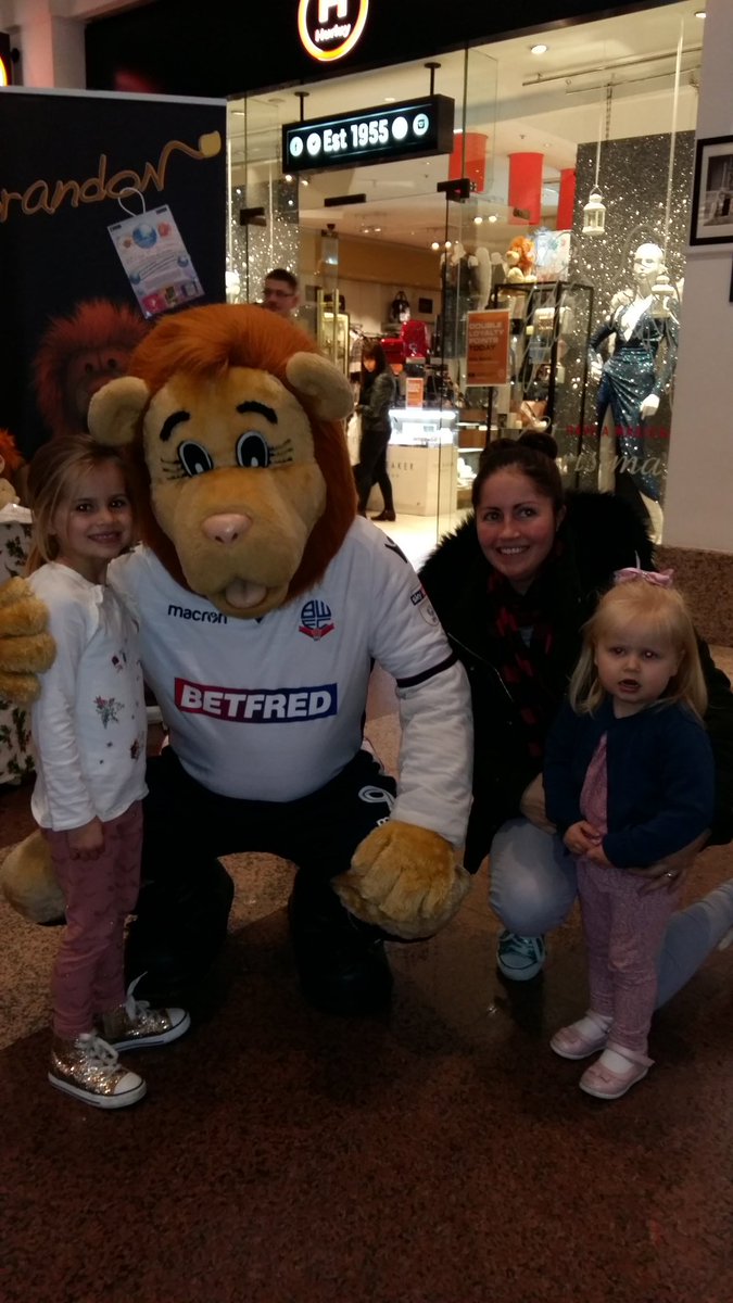 hansonleebwfc's tweet photo. #middlebrookswitchon out with family for early festivities https://t.co/1c97n7V3UR