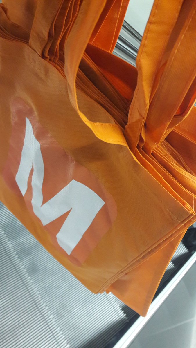 KatSoMus's tweet photo. #länsimetro toimi ja #äiti kerjäsi koko joukkueelle oranssit kassit https://t.co/E699KN3nNW