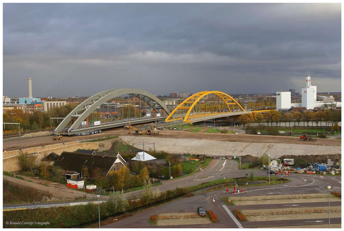 Het transport van de nieuwe spoorbrug over het A'dam-Rijnkanaal loopt ook vandaag weer als een trein........
#leidscherijn #utrecht