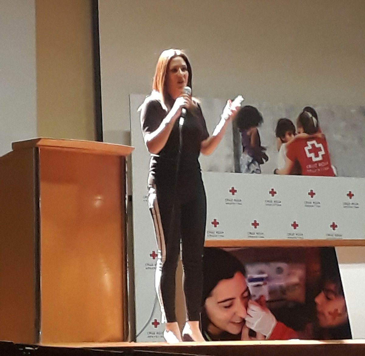 CruzRojaArg's tweet photo. La periodista @BallesterDani realiza un plenario para todos los voluntarios #EncuentroCruzRoja https://t.co/Q9kSPl8Ssa